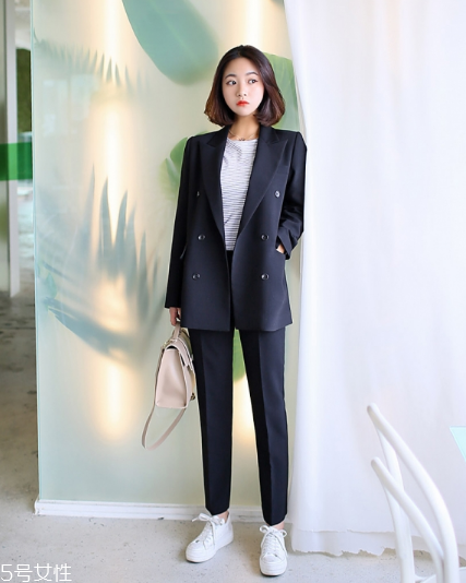 雙排扣西裝怎么搭配？盡顯帥氣女王范兒