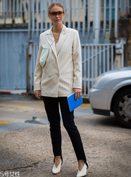 v口鞋怎么搭配？女人味十足的穿搭