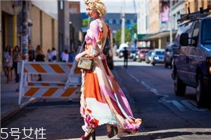 防水臺(tái)高跟鞋怎么搭配？拉長(zhǎng)氣質(zhì)細(xì)腿