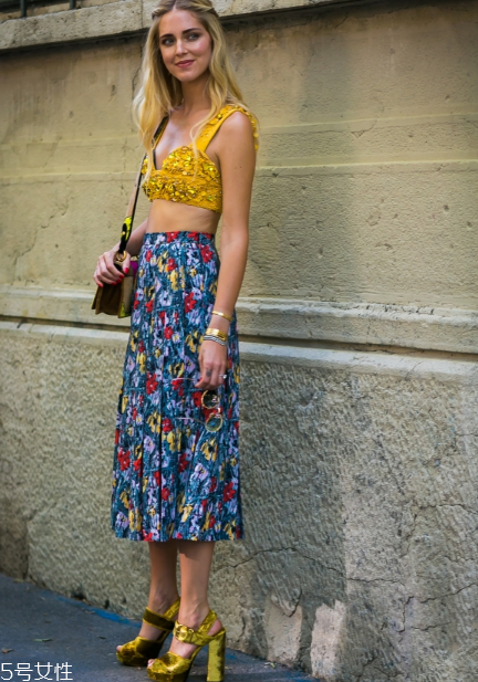 防水臺(tái)高跟鞋怎么搭配？拉長(zhǎng)氣質(zhì)細(xì)腿