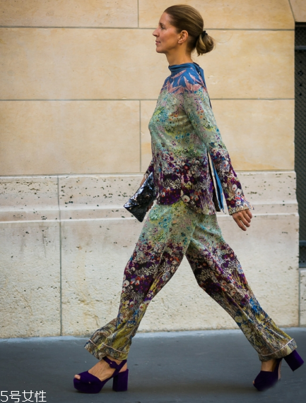 防水臺(tái)高跟鞋怎么搭配？拉長(zhǎng)氣質(zhì)細(xì)腿