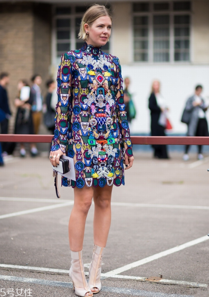 裸色高跟鞋怎么搭配？讓你優(yōu)雅又時(shí)髦