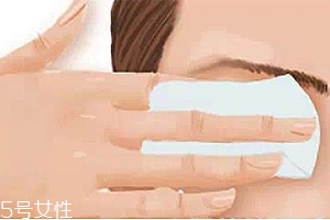 卸眼妝眼睛刺痛怎么辦？5款溫和不刺激的眼部卸妝推薦