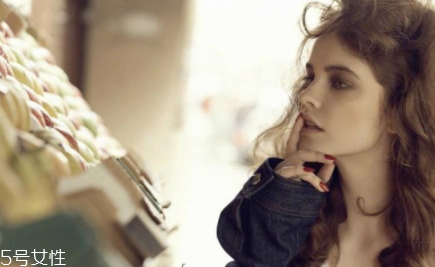 復(fù)古卷發(fā)什么顏色好看？小卷發(fā)黑色顯老