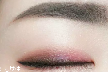 單眼皮如何畫(huà)眼影？亮色眼影會(huì)制造車禍現(xiàn)場(chǎng)