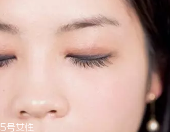 單眼皮如何畫(huà)眼影？亮色眼影會(huì)制造車禍現(xiàn)場(chǎng)