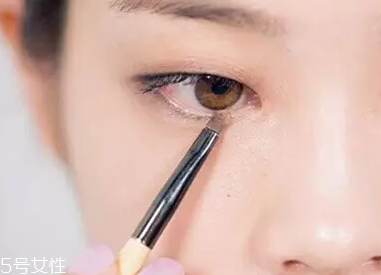 單眼皮如何畫(huà)眼影？亮色眼影會(huì)制造車禍現(xiàn)場(chǎng)