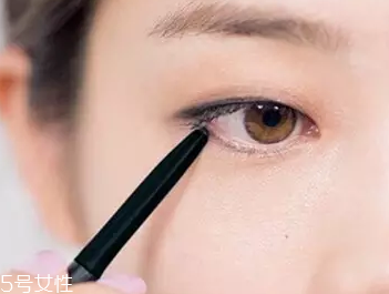 單眼皮如何畫(huà)眼影？亮色眼影會(huì)制造車禍現(xiàn)場(chǎng)