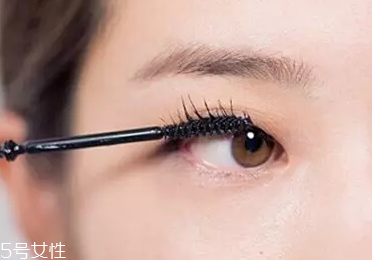 單眼皮如何畫(huà)眼影？亮色眼影會(huì)制造車禍現(xiàn)場(chǎng)