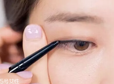 單眼皮如何畫(huà)眼影？亮色眼影會(huì)制造車禍現(xiàn)場(chǎng)