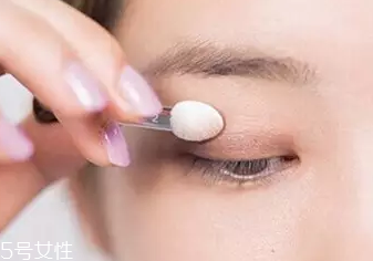 單眼皮如何畫(huà)眼影？亮色眼影會(huì)制造車禍現(xiàn)場(chǎng)