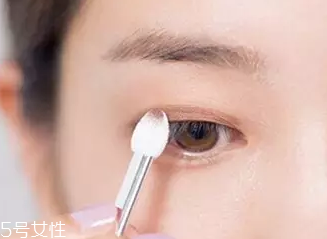 單眼皮如何畫(huà)眼影？亮色眼影會(huì)制造車禍現(xiàn)場(chǎng)