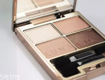 單眼皮如何畫(huà)眼影？亮色眼影會(huì)制造車禍現(xiàn)場(chǎng)