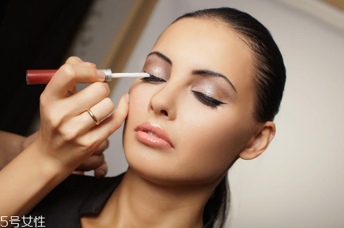 為什么化妝后容易脫妝 個人膚質(zhì)因素 為什么化妝后容易脫妝 個人膚質(zhì)因素