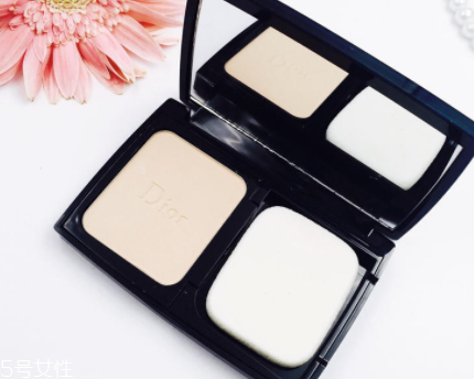 迪奧凝脂恒久粉餅好用嗎？輕薄持久適合春夏