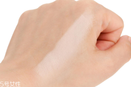 迪奧凝脂恒久粉餅好用嗎？輕薄持久適合春夏