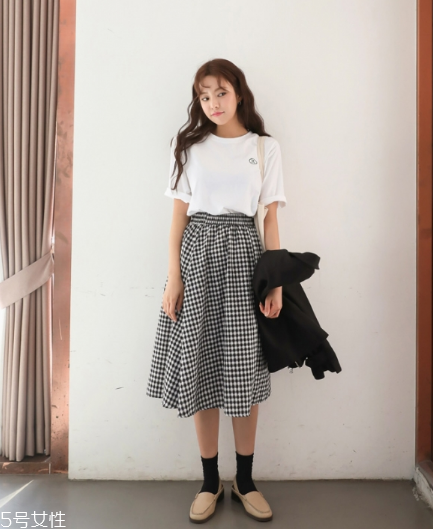 格子長裙搭配什么上衣？清新文藝風女孩