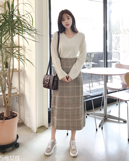 格子長裙搭配什么上衣？清新文藝風女孩