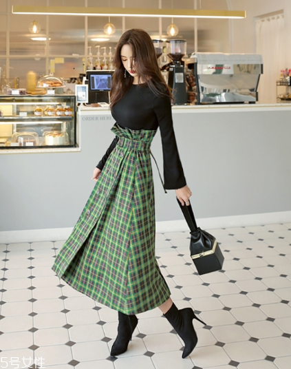 格子長裙搭配什么上衣？清新文藝風女孩