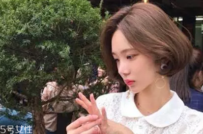 皮膚白的人染什么顏色的頭發(fā)好看？避免冷色調(diào)