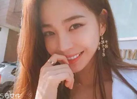 皮膚白的人染什么顏色的頭發(fā)好看？避免冷色調(diào)