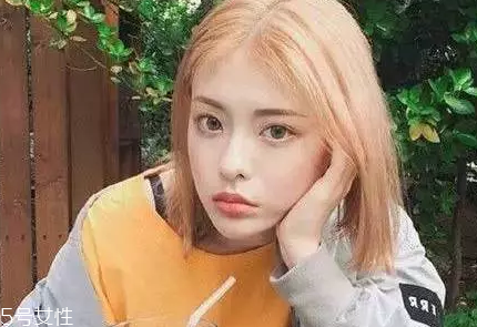 皮膚白的人染什么顏色的頭發(fā)好看？避免冷色調(diào)