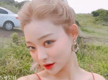 皮膚白的人染什么顏色的頭發(fā)好看？避免冷色調(diào)