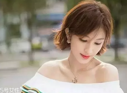 皮膚白的人染什么顏色的頭發(fā)好看？避免冷色調(diào)