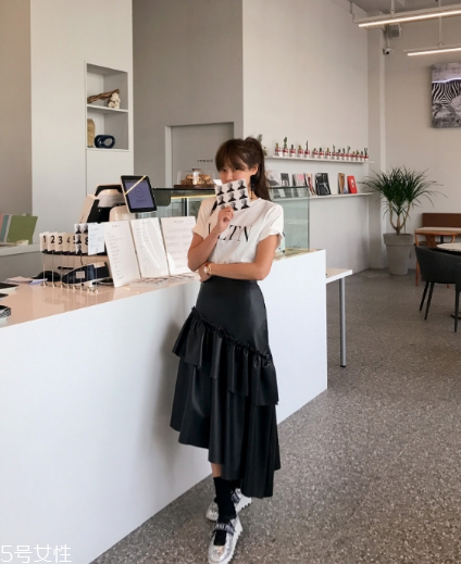 黑色長(zhǎng)裙搭配什么上衣？自帶顯瘦效果