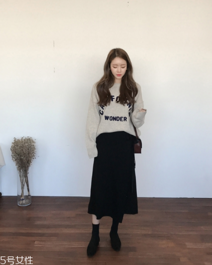 黑色長(zhǎng)裙搭配什么上衣？自帶顯瘦效果