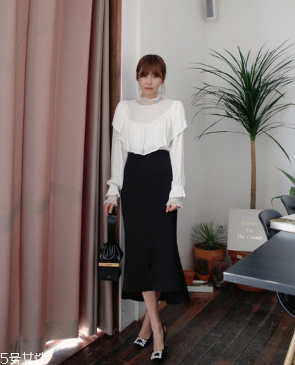 黑色長(zhǎng)裙搭配什么上衣？自帶顯瘦效果