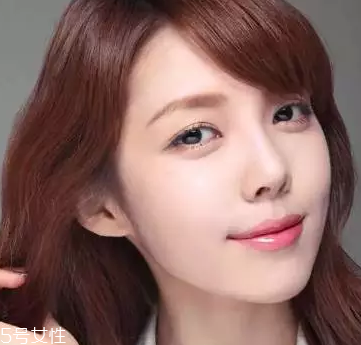 皮膚白的人染什么顏色的頭發(fā)好看？避免冷色調(diào)