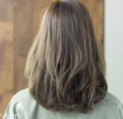 皮膚白的人染什么顏色的頭發(fā)好看？避免冷色調(diào)