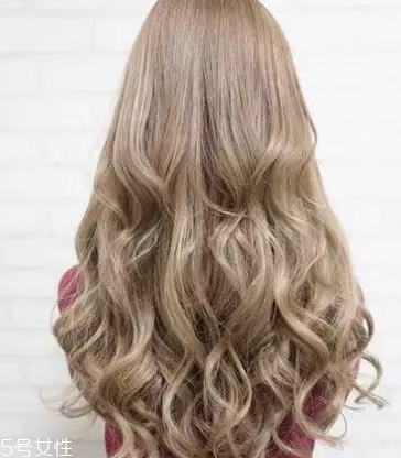 皮膚白的人染什么顏色的頭發(fā)好看？避免冷色調(diào)