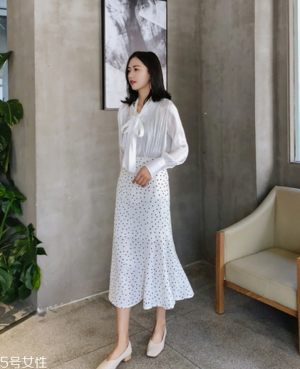 波點裙搭配什么上衣？復古混搭風女王