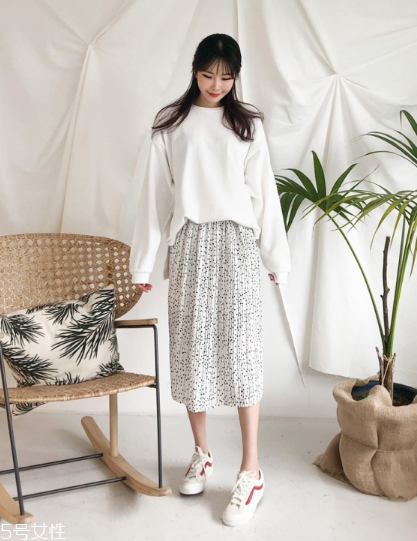 波點裙搭配什么上衣？復古混搭風女王