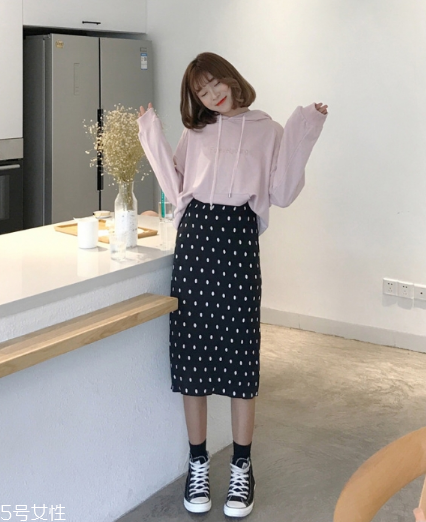 波點裙搭配什么上衣？復古混搭風女王