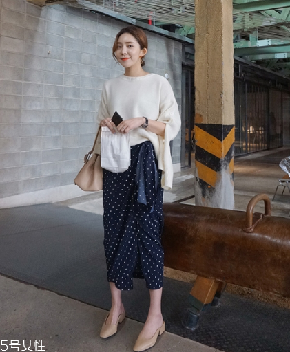 波點裙搭配什么上衣？復古混搭風女王