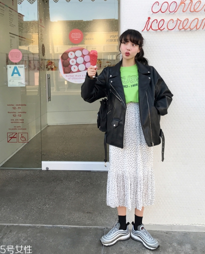 波點裙搭配什么上衣？復古混搭風女王