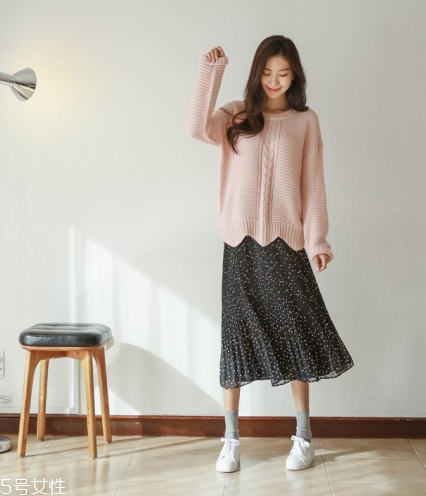 波點裙搭配什么上衣？復古混搭風女王