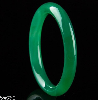 綠水晶手鐲應(yīng)戴哪只手？左手更好