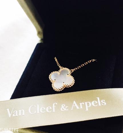 梵克雅寶項(xiàng)鏈可以戴著洗澡嗎？