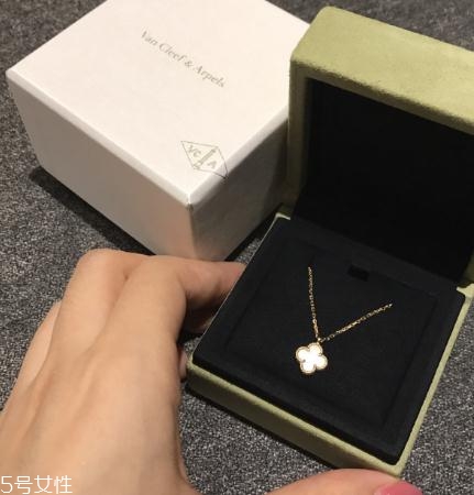 梵克雅寶項(xiàng)鏈可以戴著洗澡嗎？