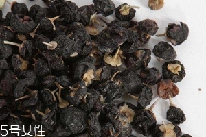 黑枸杞會(huì)泡成白色嗎？有這個(gè)可能