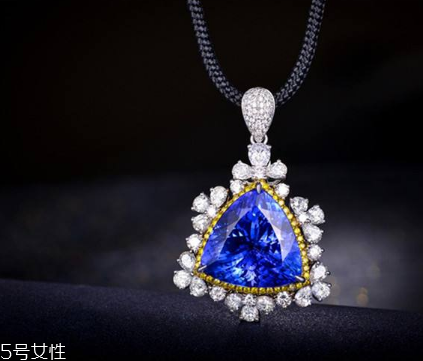 坦桑石和藍寶石有什么區(qū)別？寶石大對比