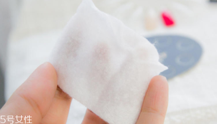 怎么自己在家美甲？4個(gè)步驟打造創(chuàng)意美甲