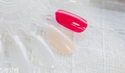 怎么自己在家美甲？4個(gè)步驟打造創(chuàng)意美甲