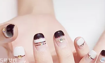 怎么自己在家美甲？4個(gè)步驟打造創(chuàng)意美甲