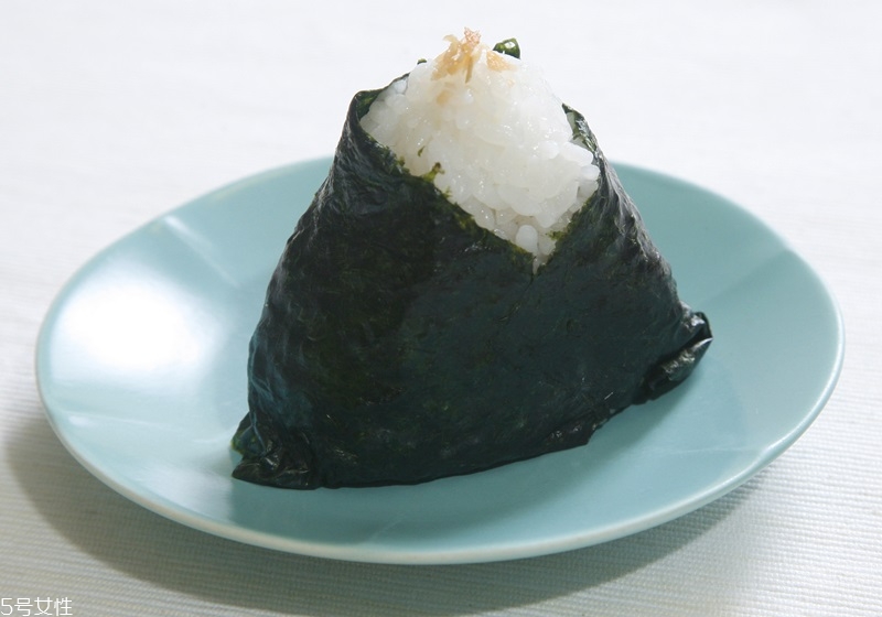 海苔飯團(tuán)的做法圖解 海苔飯團(tuán)不同形狀做法 海苔飯團(tuán)的做法圖解 海苔飯團(tuán)不同形狀做法