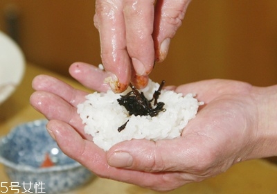 海苔飯團(tuán)的做法圖解 海苔飯團(tuán)不同形狀做法 海苔飯團(tuán)的做法圖解 海苔飯團(tuán)不同形狀做法